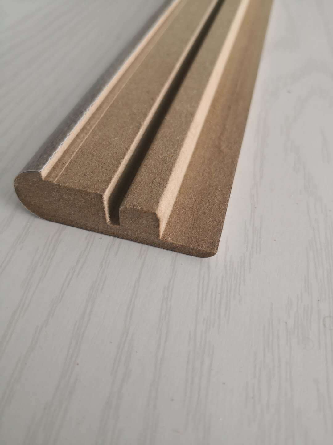 Stable Solid Deceractive Wood Moulding