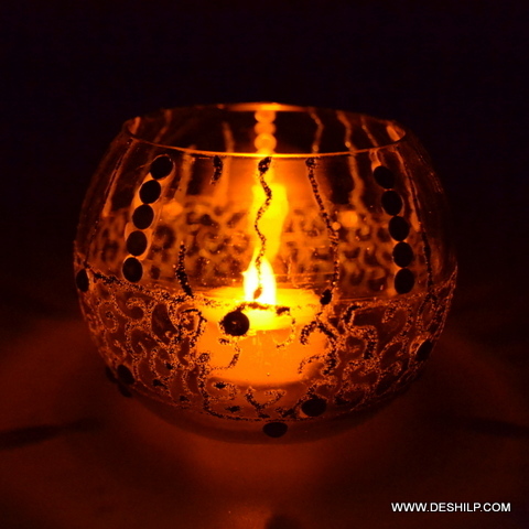 मॉडर्न आर्ट्स डेकोरेटेड ग्लास कैंडल होल्डर