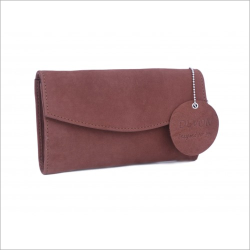 महिलाओं का फ्लैप क्लोजर वॉलेट