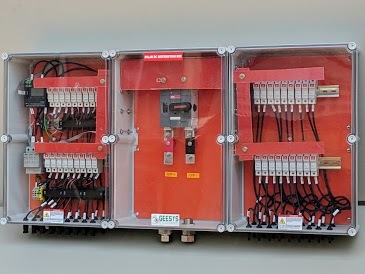 लाइट ग्रे सोलर स्ट्रिंग कॉम्बिनर बॉक्स