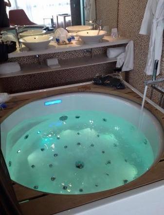 Jacuzzi Spa Tub - Pvc Rectangular | Leakage Proof, Rust Resistant, Easy To Clean, Unique Design, Various Sizes Available
