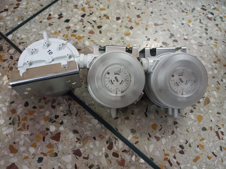 Huba Differential Pressure Switch Range 100 To 1000 Pac Measure Pressure Of: Gas