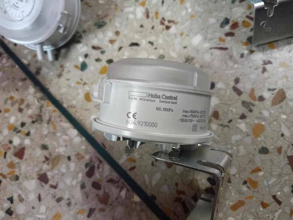 Huba Differential Pressure Switch Range 100 To 1000 Pac Measure Pressure Of: Gas