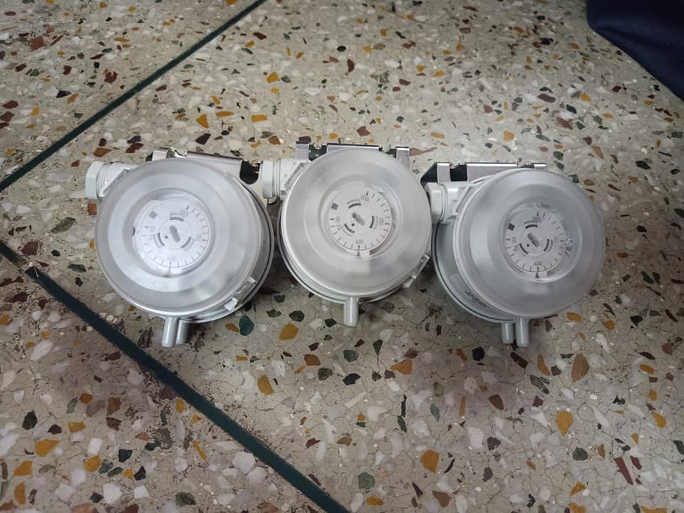 Huba Differential Pressure Switch Range 100 To 1000 Pac Measure Pressure Of: Gas