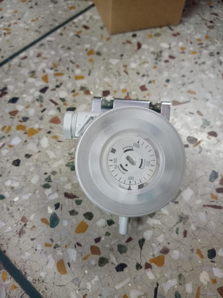 Huba Differential Pressure Switch Range 100 To 1000 Pac Measure Pressure Of: Gas