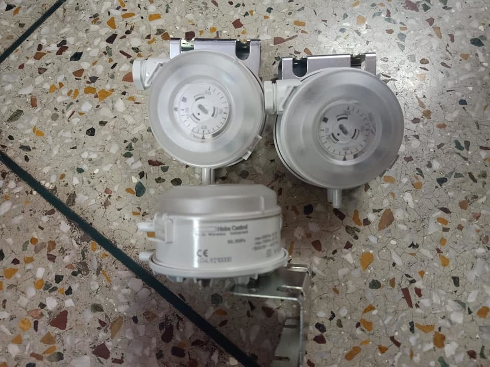 Huba Differential Pressure Switch Range 1000 To 5000 Pac Measure Pressure Of: Gas