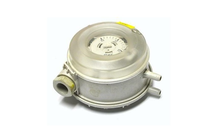 Huba Differential Pressure Switch Range 20 To 300 Pac Measure Pressure Of: Gas