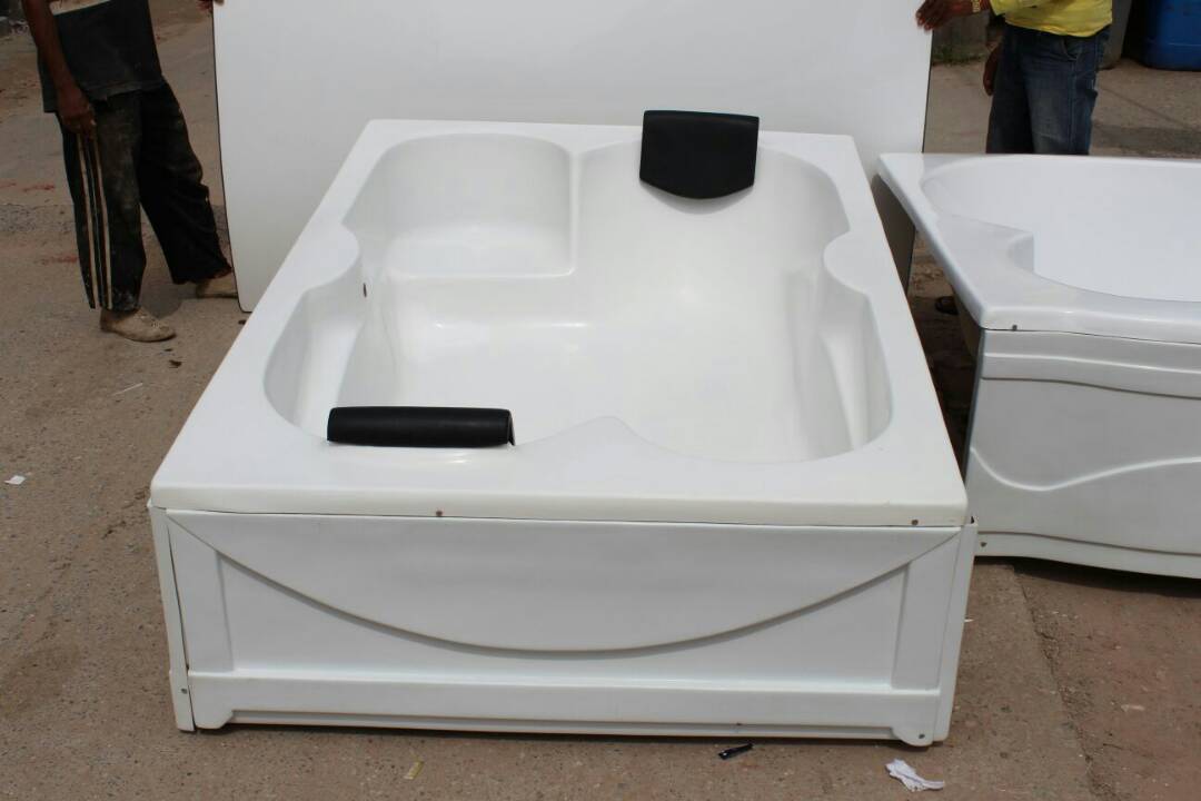 Double Seat Bathtub - Reinforced Acrylic & Fiberglass, 6x4 Rectangular Design For Maximum Water Depth And Complete Immersion