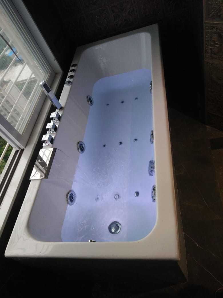 Whirlpool Jacuzzi Bathtub
