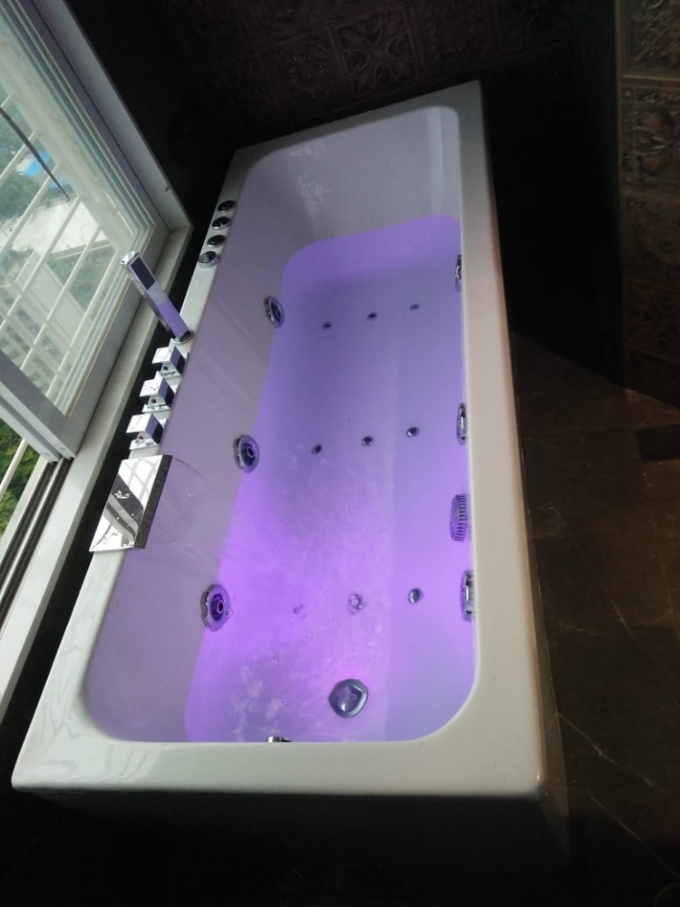 Whirlpool Jacuzzi Bathtub
