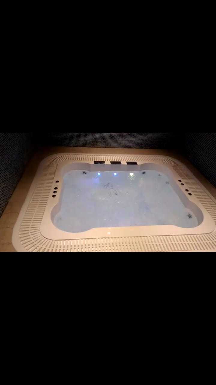 Bathtub Size: 8x7x3 Fite