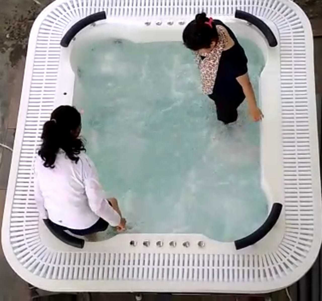 Bathtub Size: 8x7x3 Fite