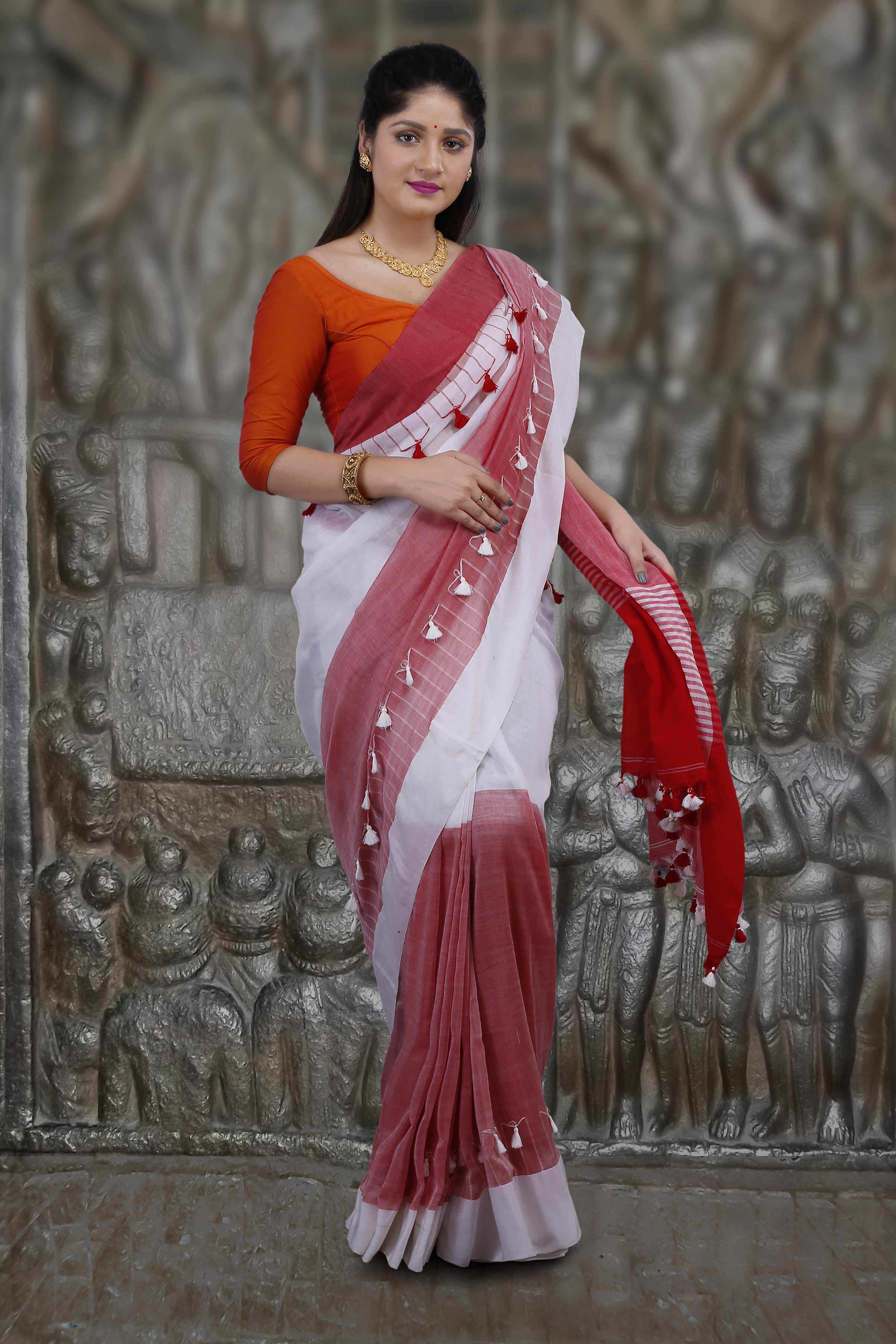 Handwoven White And Red Hand Woven Pure Cotton Saree Fabricated On Pure Cotton