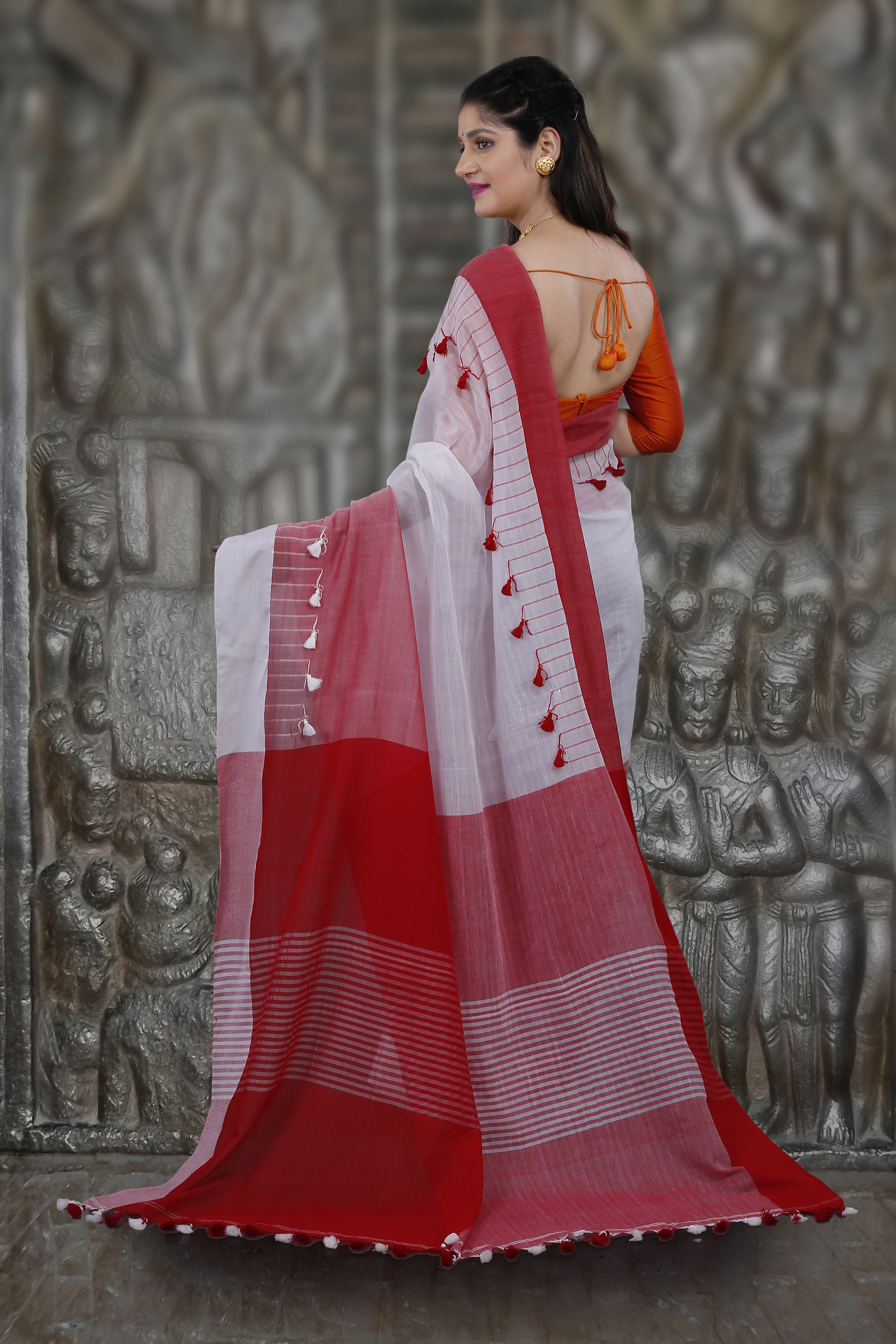 Handwoven White And Red Hand Woven Pure Cotton Saree Fabricated On Pure Cotton
