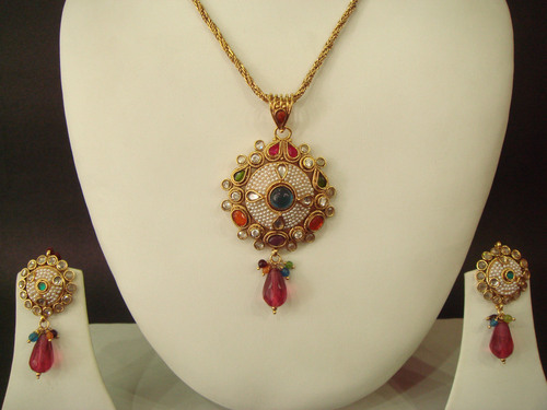 सोने की परत चढ़ा हुआ पेंडेंट सेट