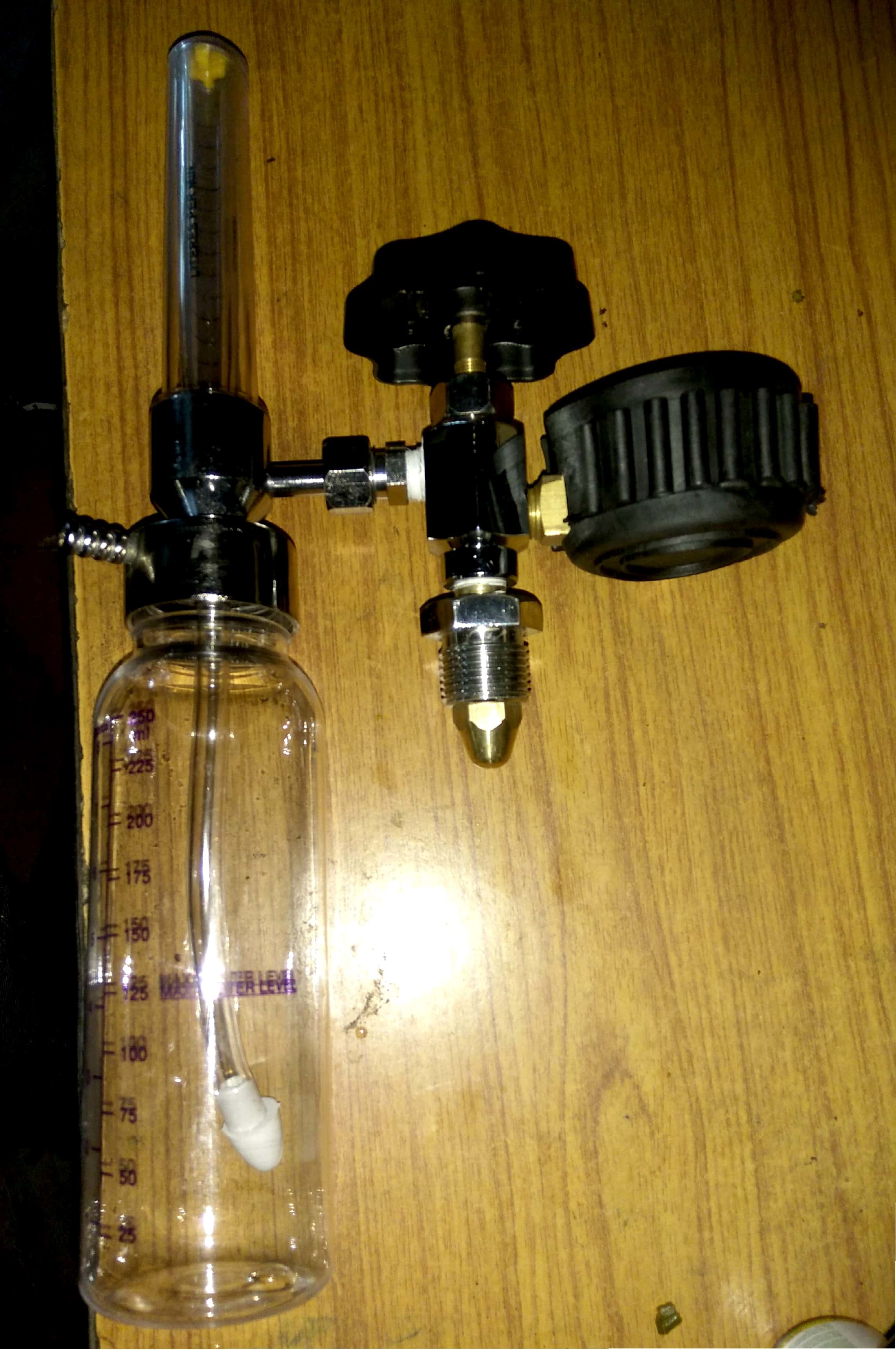 White & Yell0w Medical Fast- Life Rotameter With Humdifier Bottale