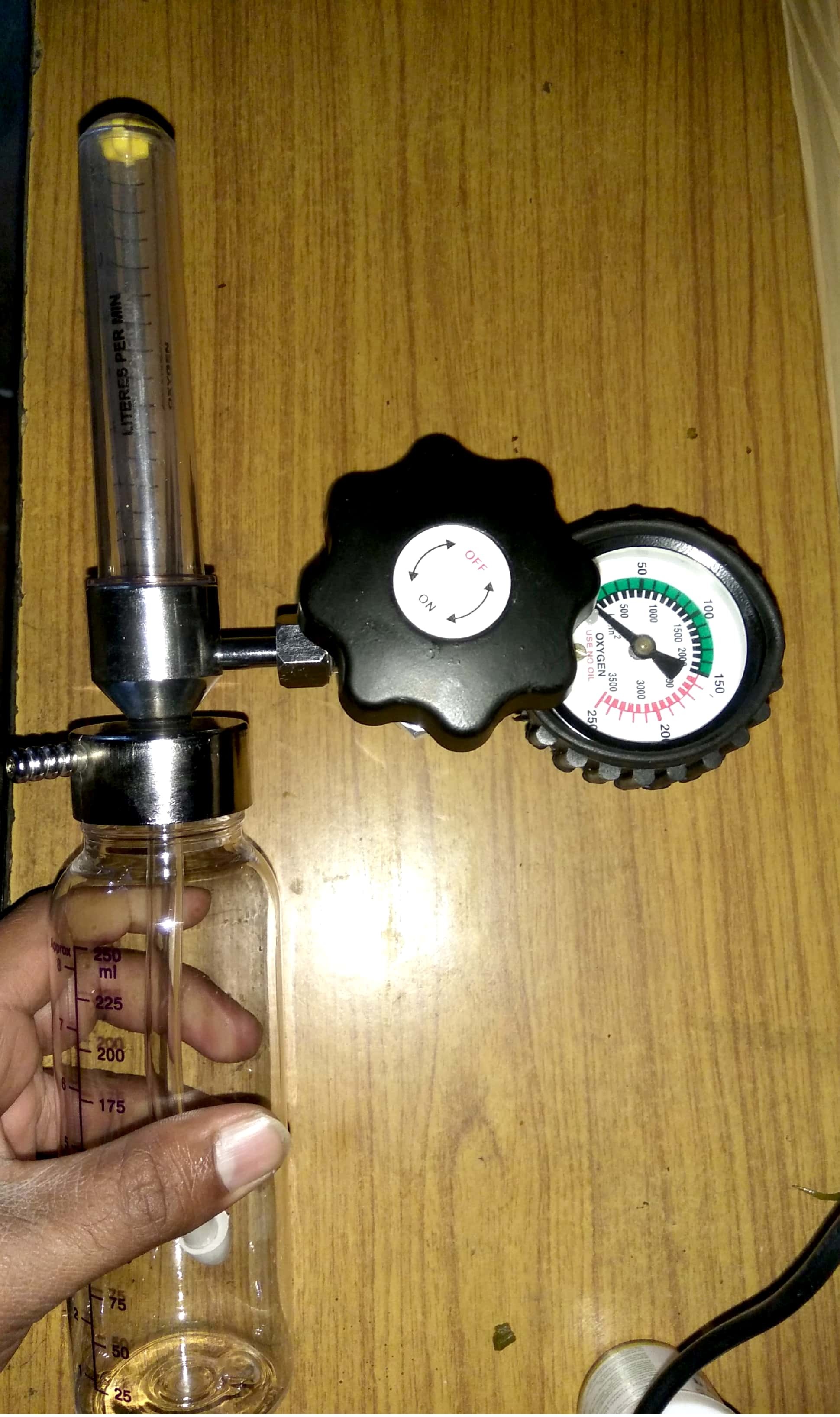 White & Yell0w Medical Fast- Life Rotameter With Humdifier Bottale