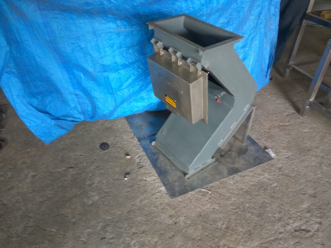 Hump Magnet - N38/n40/n42/n35/n52 Magnet Grades, 6 To 12 Inches Grey Block Shape, Industrial Use For Ferrous Contamination Removal