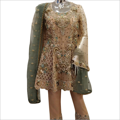 विभिन्न रंगों की महिलाओं की पार्टी सलवार सूट में उपलब्ध