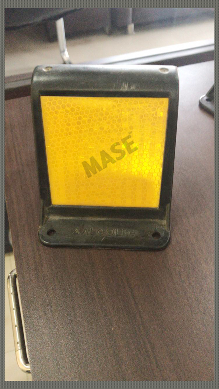 Median Marker - Color: Yellow Black