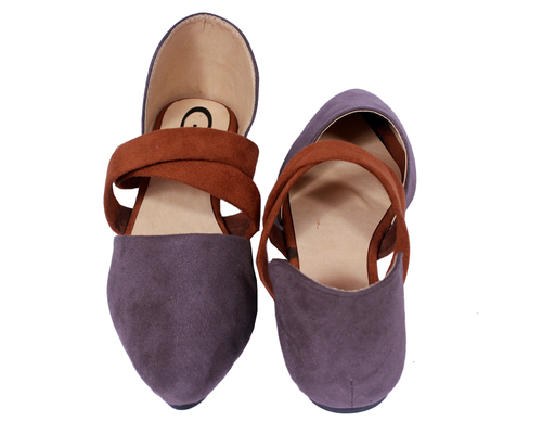 खच्चर लोफर्स पर महिलाओं के फैशनेबल स्लिप