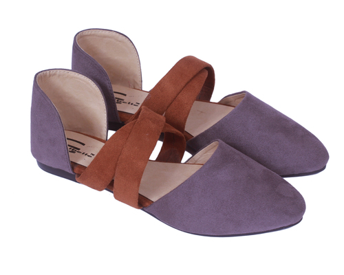 खच्चर लोफर्स पर महिलाओं के फैशनेबल स्लिप