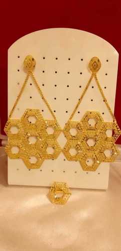 फूल के आकार की बालियां