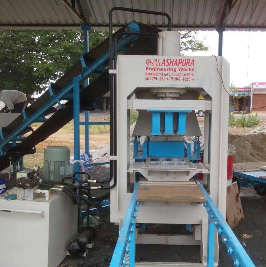 Semi-automatic Fly Ash Brick Machine - 70 Ton High Pressure, 250 Liter Oil Tank Capacity | 6 To 8 Bricks Per Cycle, High Durability, Hydraulic Method