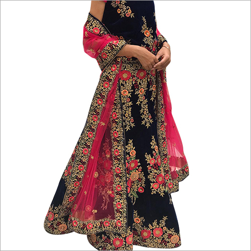 इंडियन फाइन एम्ब्रॉयडरी किया हुआ लहंगा