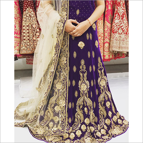 इंडियन लेडीज़ वेलवेट लहंगा