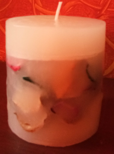 गुलाब की पंखुड़ियों वाली मोमबत्ती