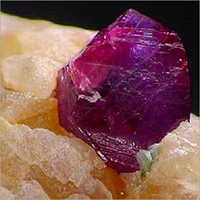 कच्चा रूबी पत्थर