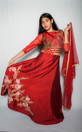 पार्टी का फैंसी गाउन