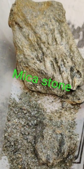 Mica Stone - Natural Mica Powder And Stones, Variable Size, Gray, A/b/c Grade For Industrial Applications
