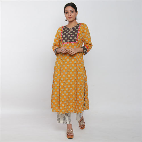 पैंट के साथ पीली बूटी प्रिंटेड A-लाइन कुर्ता