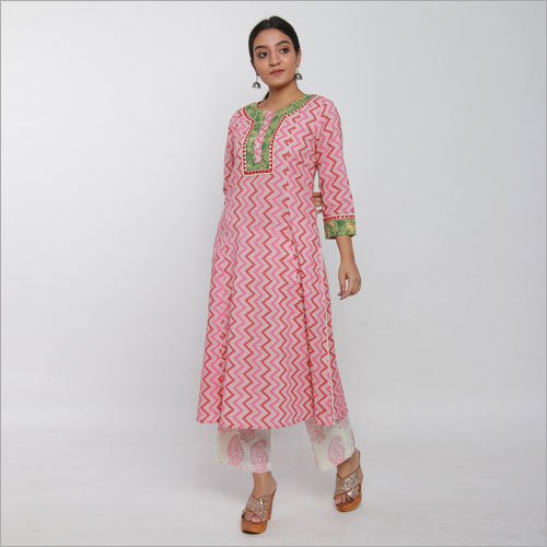 पिंक ज़िग-ज़ैग प्रिंटेड A-लाइन कुर्ता पैंट के साथ