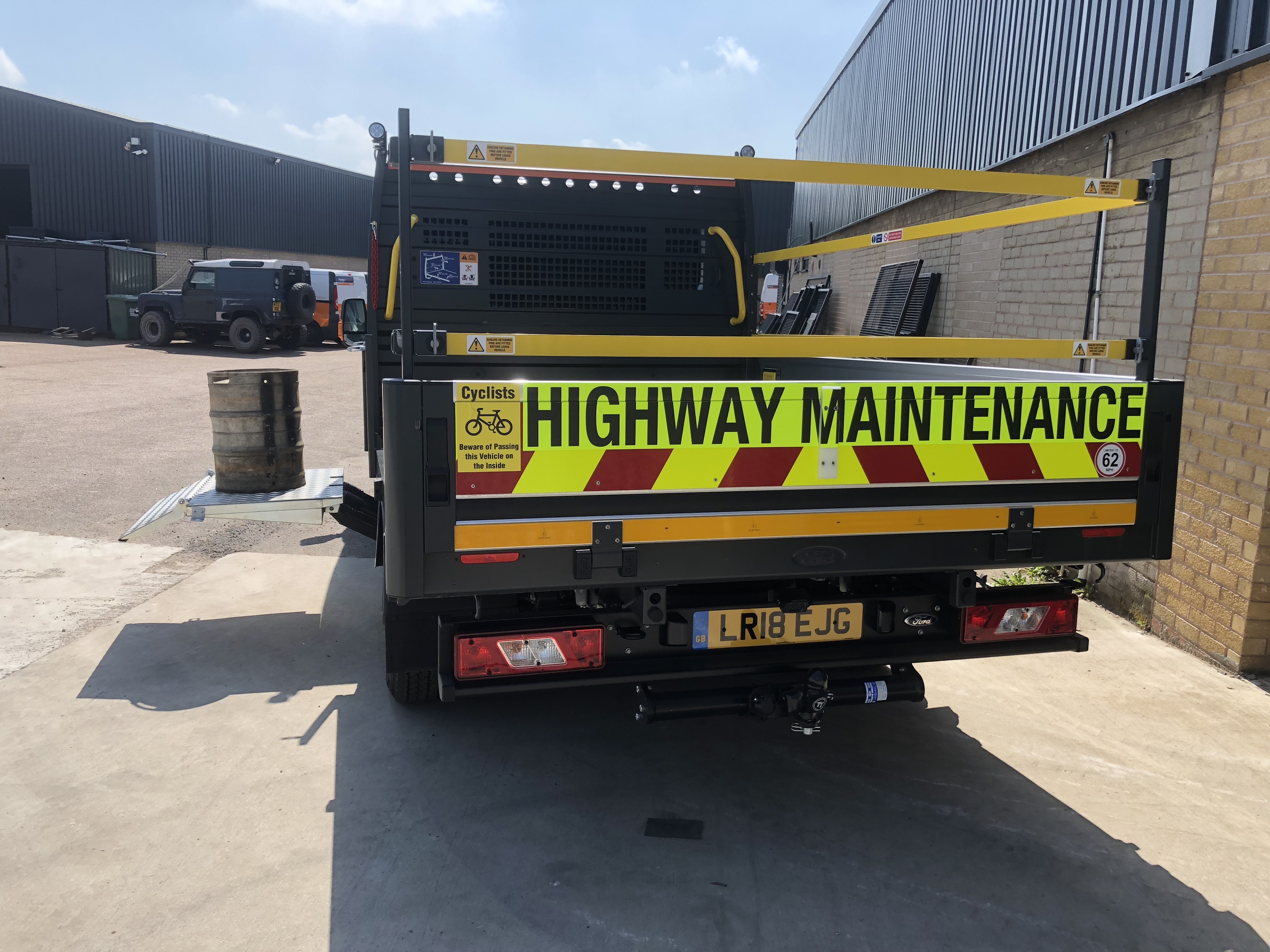 Hydraulic Side Lifting Platforms - New Model, Durable Steel Construction, Reliable Performance Solutions For Efficient Material Handling