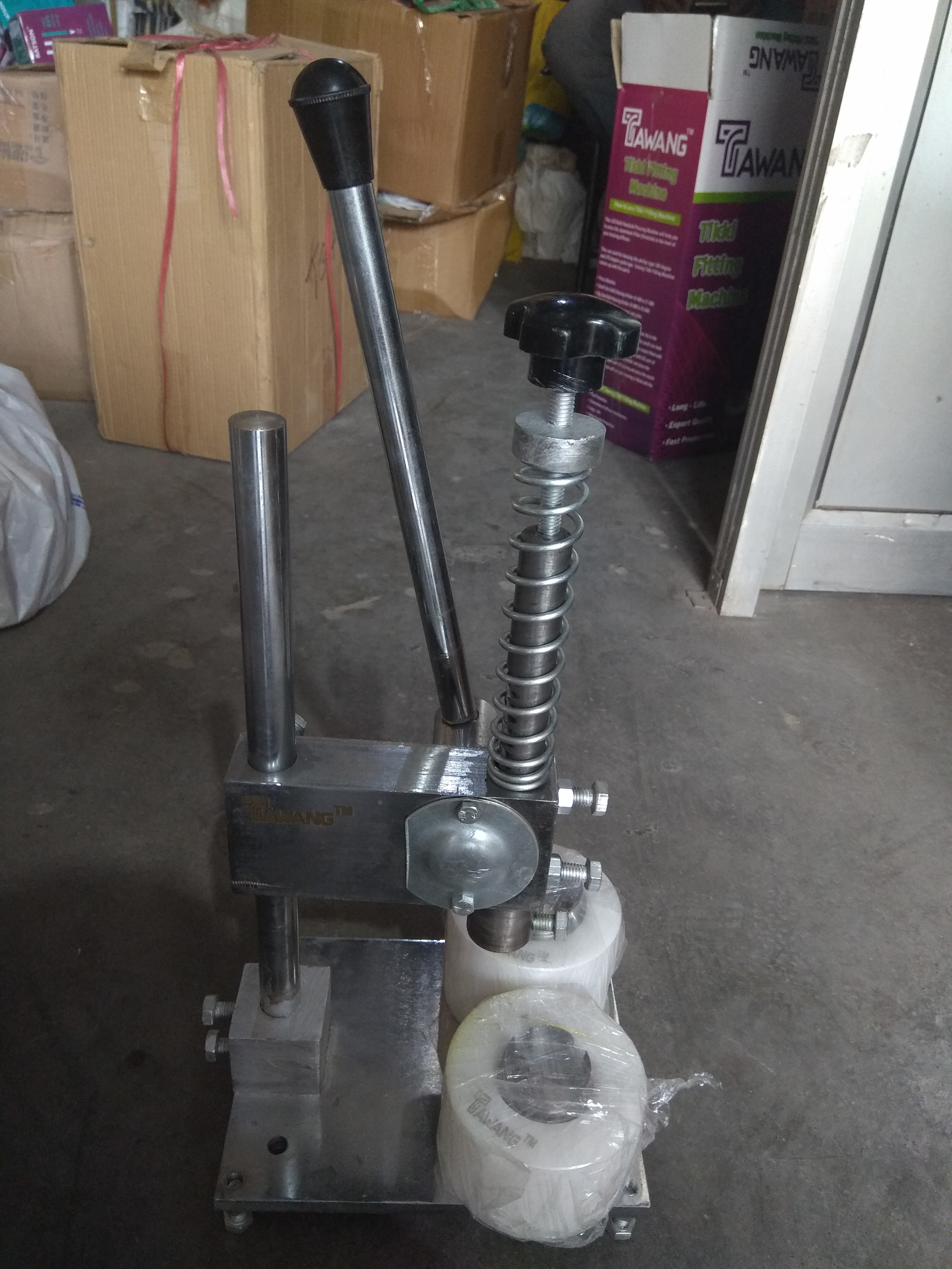 Pneumatic Tikki Fitting Machine
