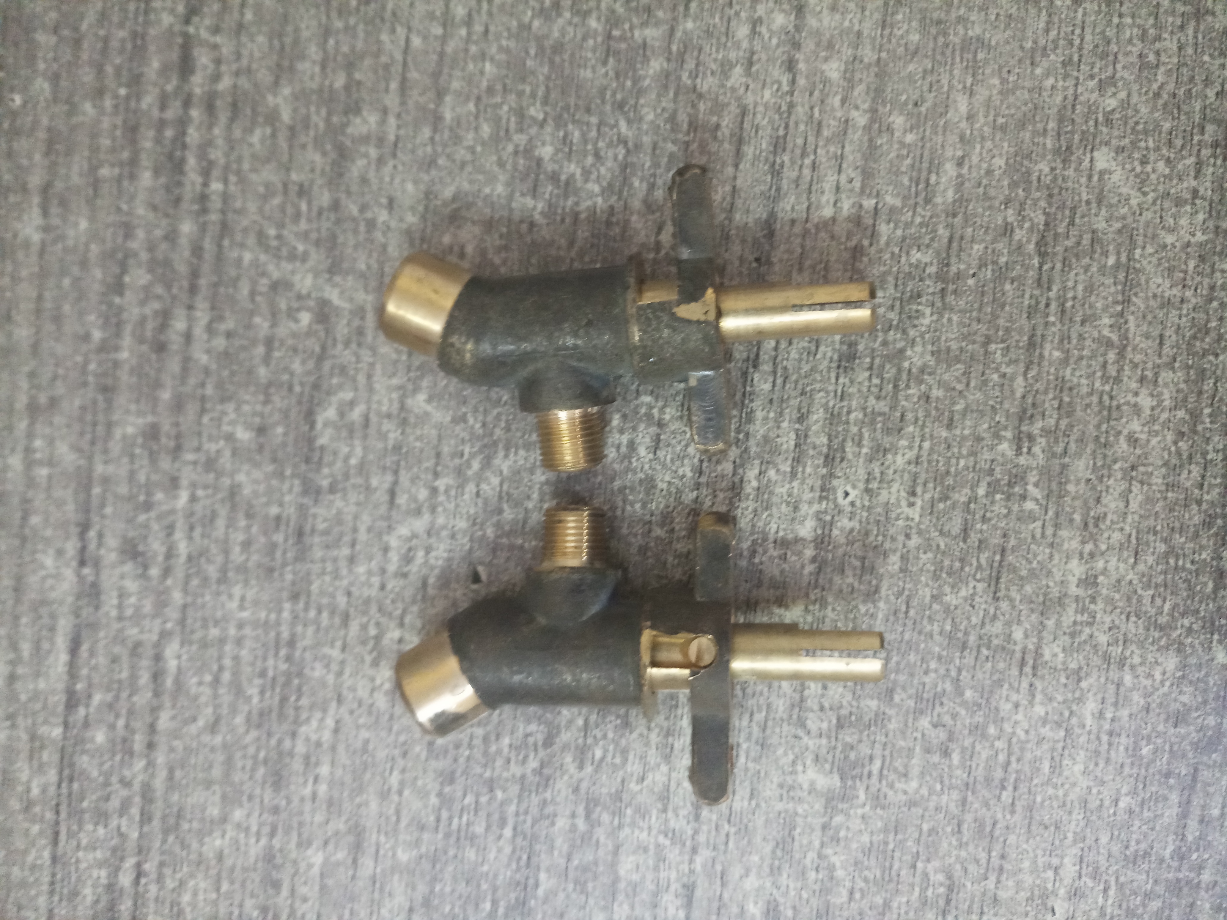 Left Right Gas Valve - Brass, Standard Size | Application In Gas Flow, Weight 80-120 Grams