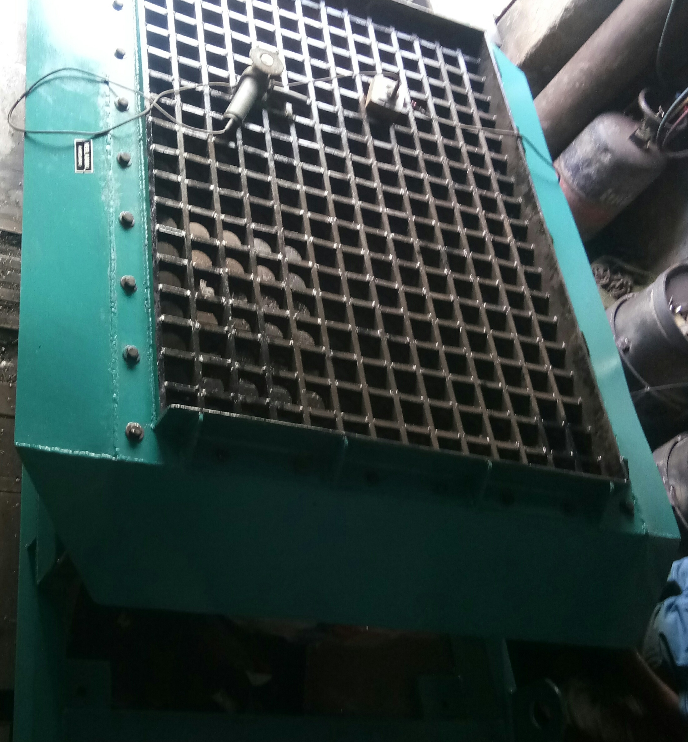 Blue Shakeout Machine