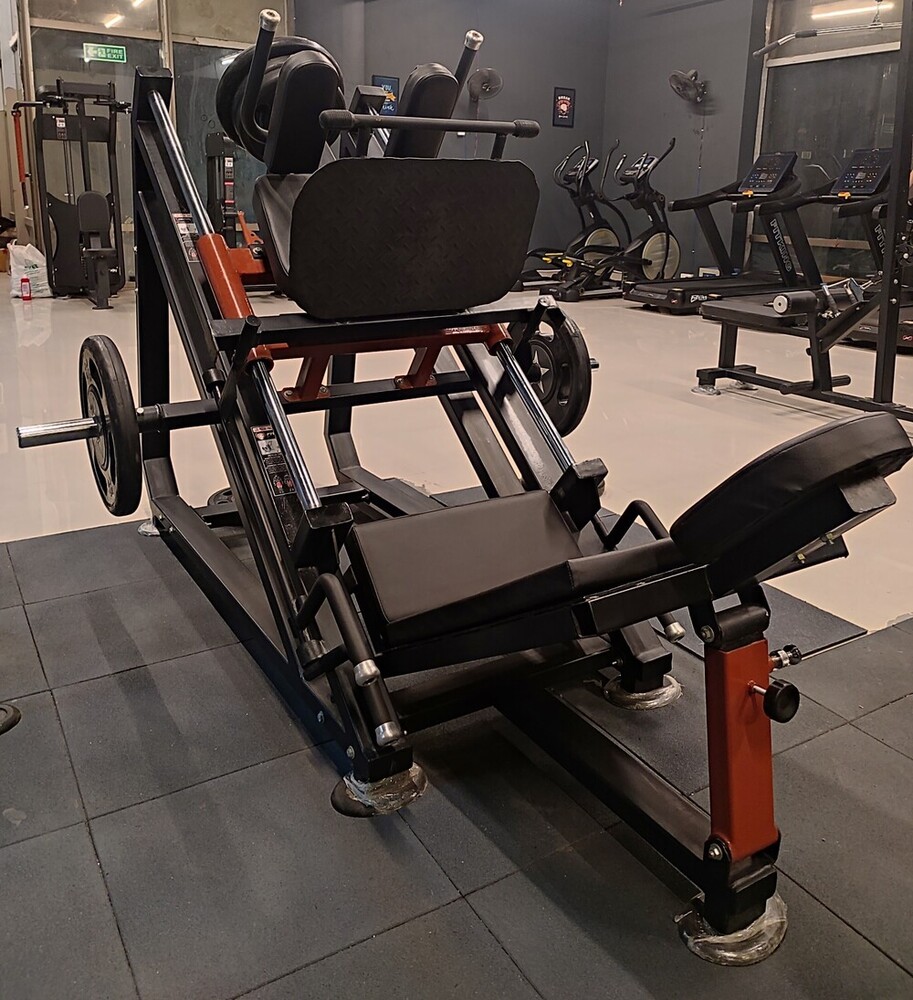 हैक स्क्वाट मशीन के साथ लेग प्रेस आवेदन: सहनशक्ति