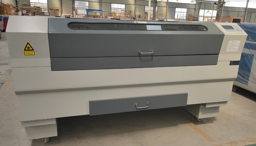 अर्ध स्वचालित 1600* 1000 मिमी लेजर कटिंग मशीन