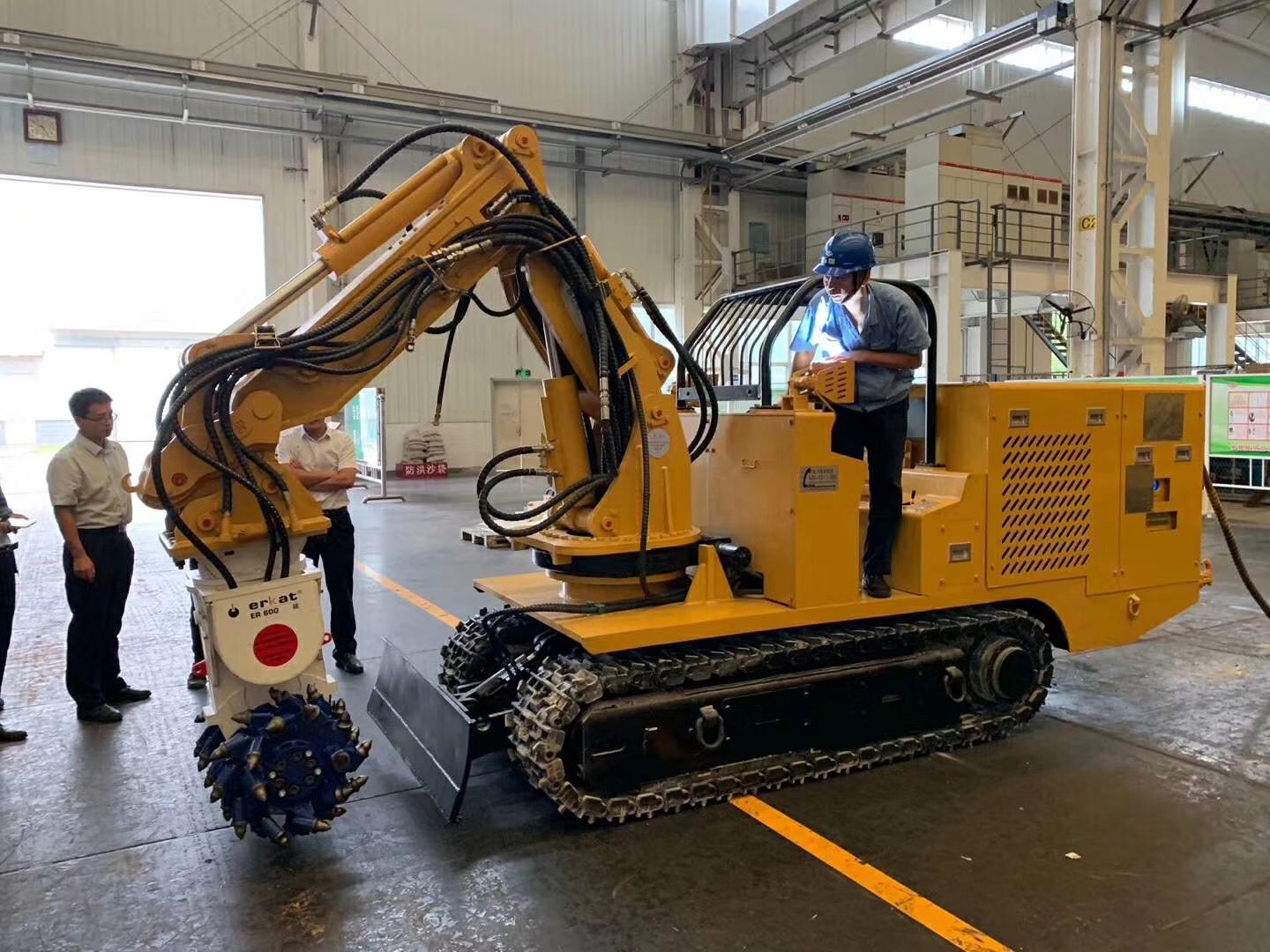 Multi-function Roadway Repairing Machine With Drum Cutter Scissors Breaking Hammer