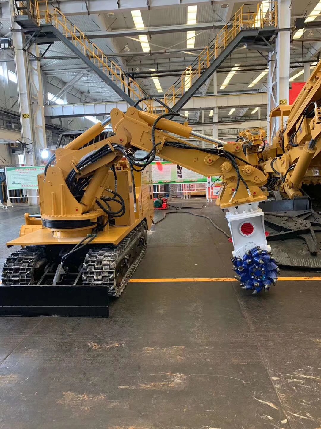 Multi-function Roadway Repairing Machine With Drum Cutter Scissors Breaking Hammer