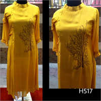 मल्टीकलर राउंड नेक डिज़ाइनर कुर्ती में उपलब्ध