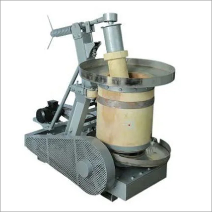 Edible Oil Extraction Machine - Metal, 300 Kg/Day Capacity, Semi-Automatic | Long Service Life, New Condition, Heavy-Duty 750 Kg Weight