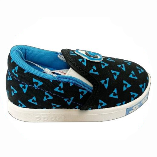 बच्चों के काले और नीले जूते