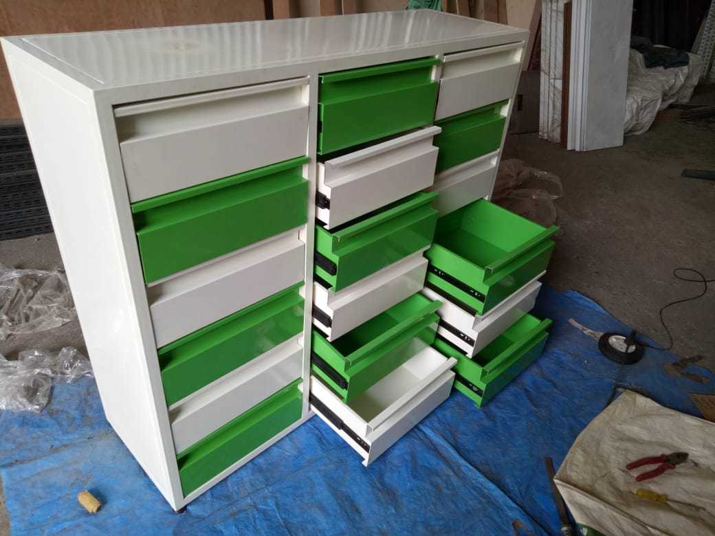 Closed Shelf Medical Store Display Racks