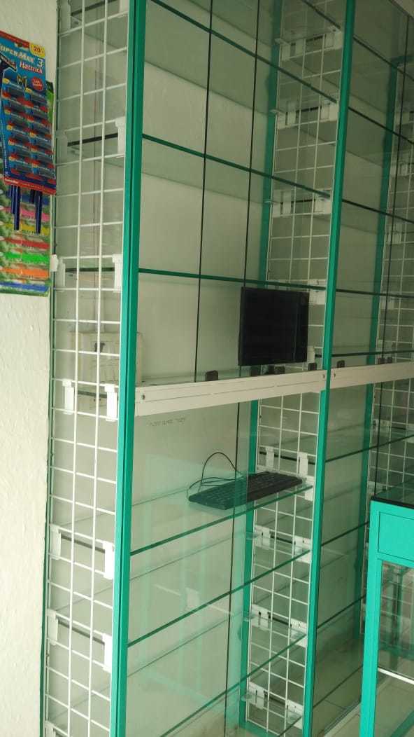 Closed Shelf Medical Store Display Racks