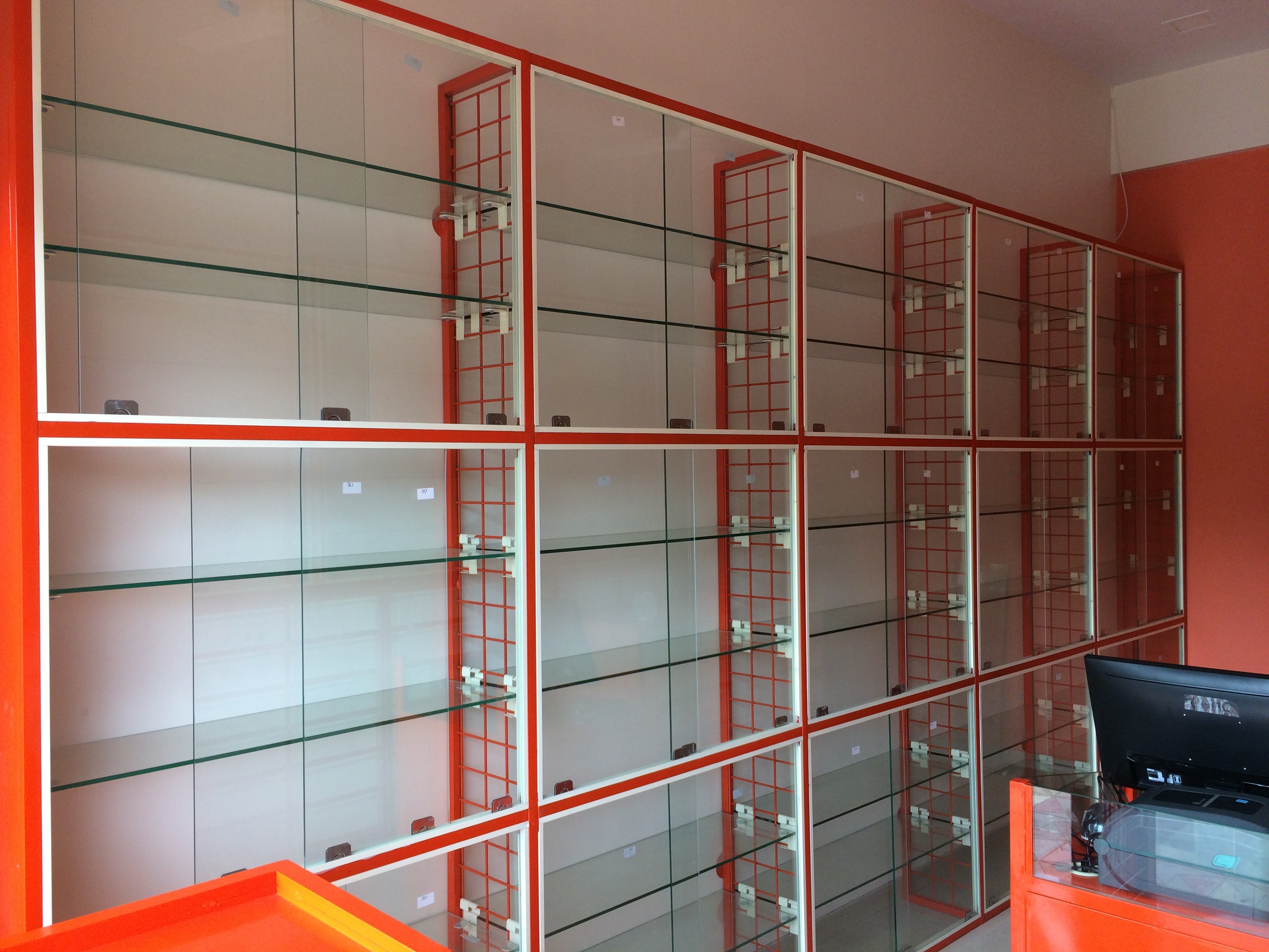Closed Shelf Medical Store Display Racks